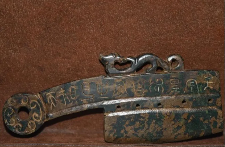 Ancienne arme chinoise délicate sculptée à la main en jade