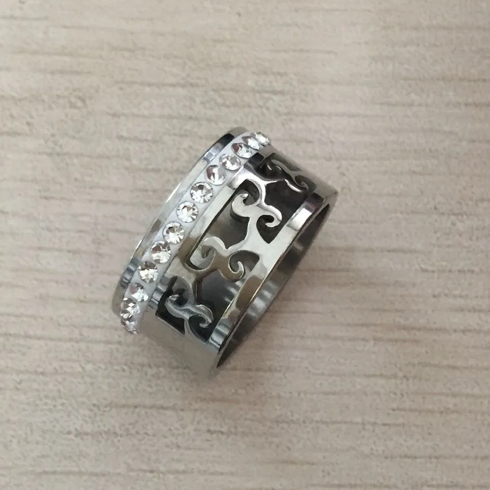 Högkvalitativ Punk Luxury Silver 316 Titanium Stål 18K Vit Guldpläterad Blomkristall ihålig bred 10mm Kärlek Bröllopsband Ring Män Kvinnor