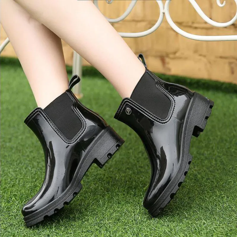 Hot Sale-Dames Regenlaarzen Dames Elastische Band Solid Enkel Rubber Platte Hak Waterdichte Charm Rainboots 2016 Nieuwe Mode Design PVC Mode