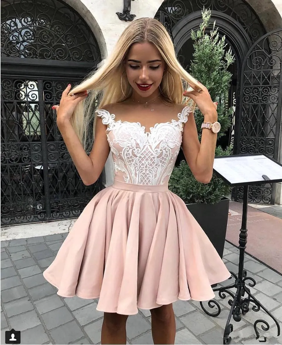 Eleganckie Sheer Cap Rękawy Satin A Line Homecoming Sukienki 2019 Tiul Koronki Aplikacja Kolana Długość Krótki Prom Prom Dresses BC1962