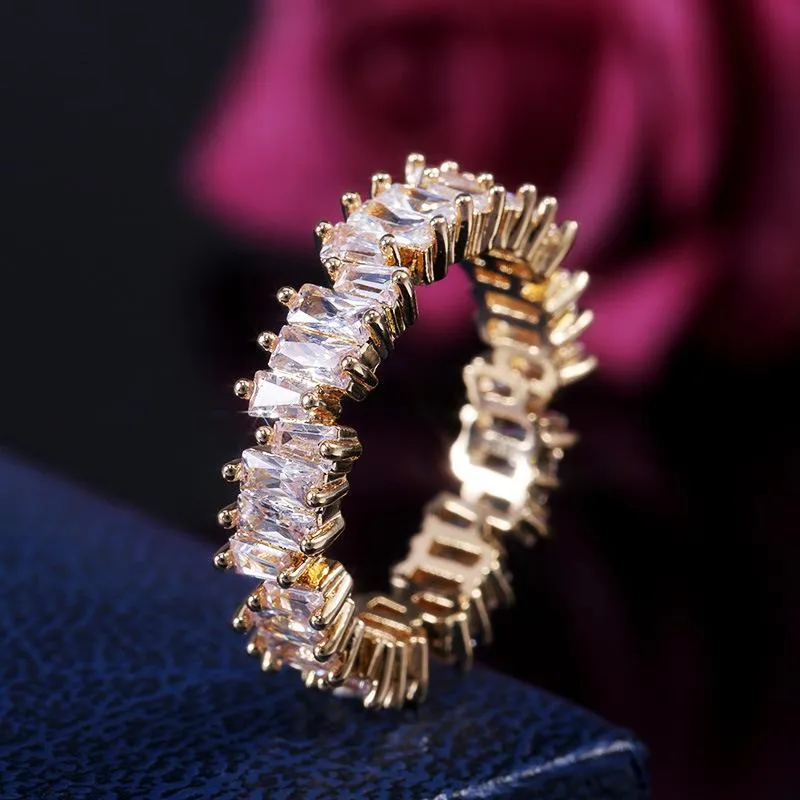新しい到着輝くダイヤモンドの婚約指輪レメンズエレガントな不規則な白い立方体ジルコニア舗装誕生日の宝石類のギフト