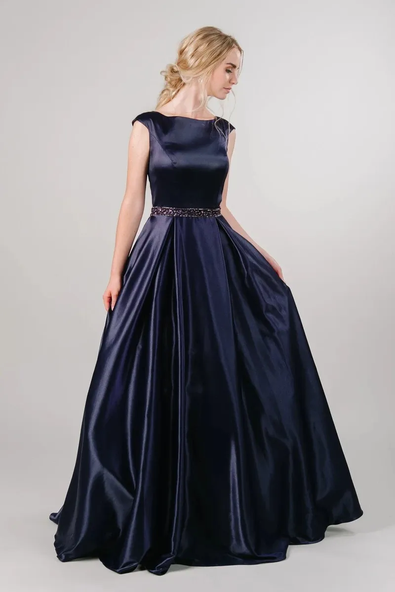 Navy Blue A-Line Satin Modest Prom Klänningar med Cap Sleeves Juvel Neck Beaded Waist Teens Formella blygsamma kvällsklänningar skräddarsydda