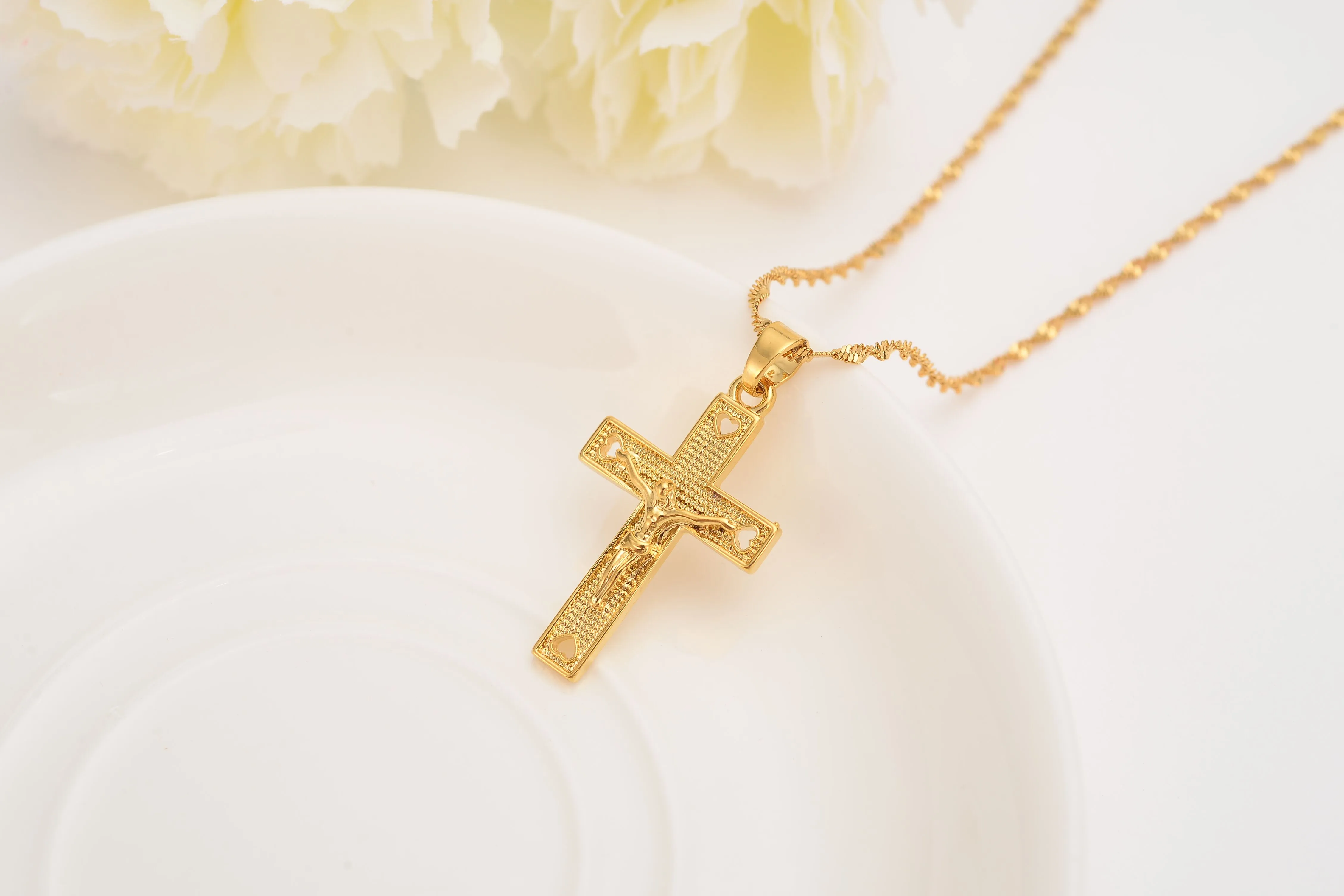 Men 24 k Solid Gold GF Cross Necklaces Wholesale Crucifix Pendant Women Jewelry Fashion Jesus Decoration Dress