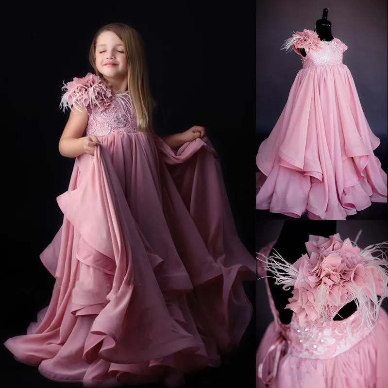 ピンクの羽毛の花の女の子のドレスレースビーズジュエルネック幼児のPageantドレスボホビーチ結婚式Aライン交わりのための小さな赤ちゃんガウン