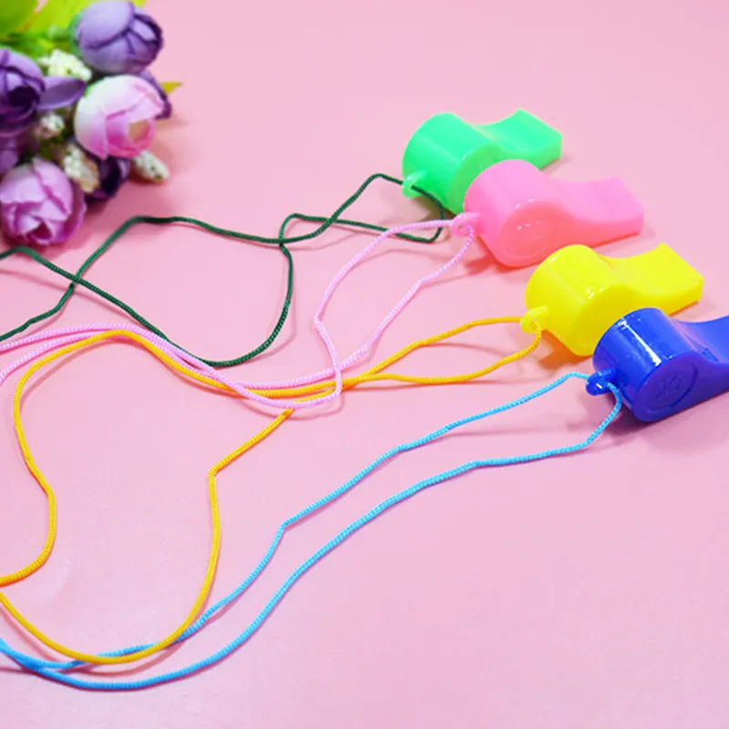 Les fabricants vendent un arbitre en plastique couleur avec des fans de corde sifflet de sauvetage Whistle Whistle