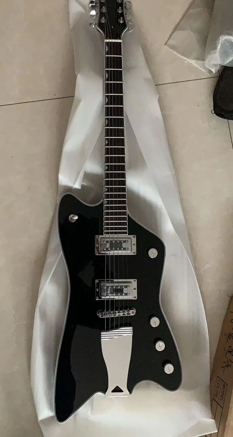 Custom G6199 Billy Bo Jupiter Solid Black FireBird Thunderbird E-Gitarre, echte G-Knöpfe, TV Jones-Tonabnehmer, Chrom-Hardware