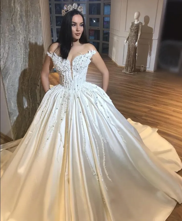 2020 Lyx Satin Puffy Bröllopsklänningar Lace Appliques Beaded A Line Bridal Gowns Saudiarabien Ball Gown Court Train Wedding Vestidos
