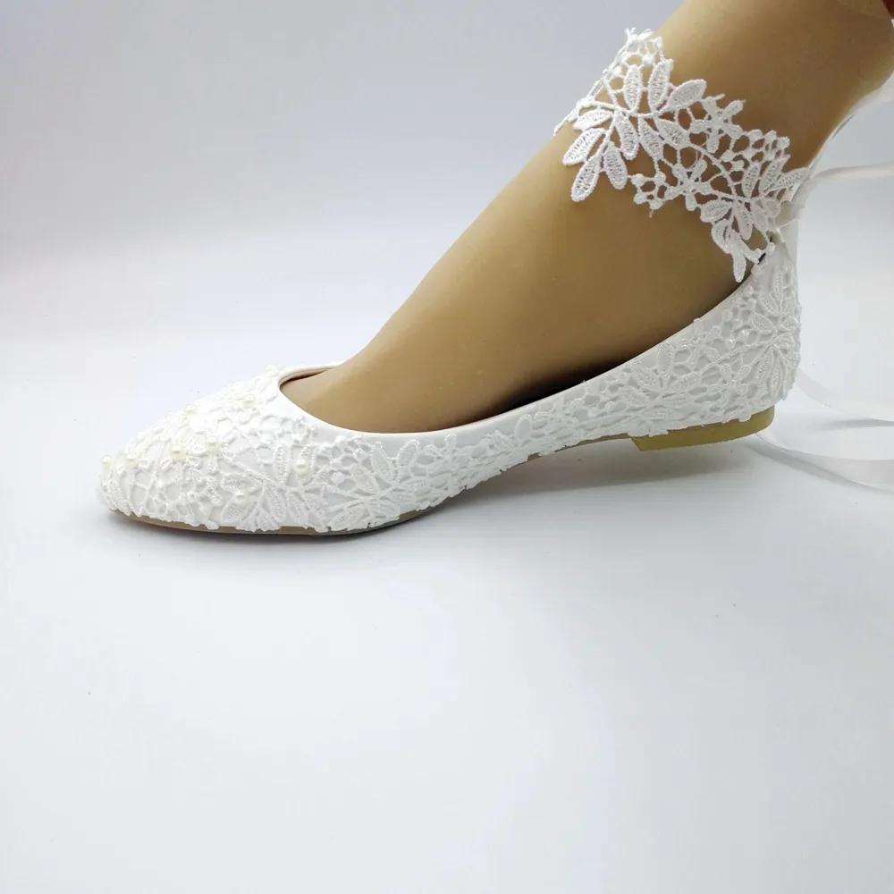 الدانتيل الأبيض المصنوع يدويًا مع صور أحذية نسائية تظهر وصيفات الشرف العروس
