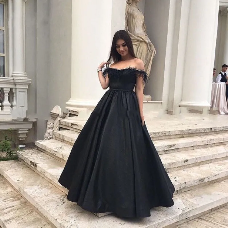 Unique Noir A-ligne Robes De Soirée De Soirée Avec Des Plumes 2019 Hors Épaule Empire Taille Robe De Bal Longue Occasion Spéciale Pour Les Filles Femmes Fête