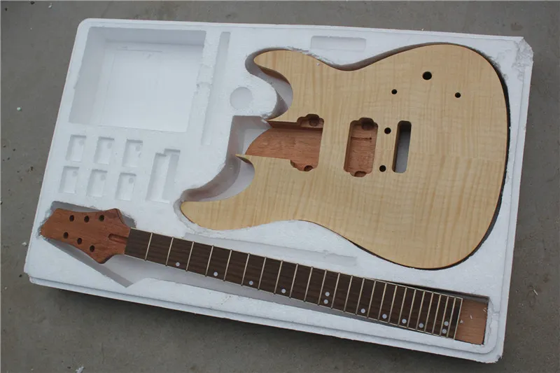 Factory Electric Guitar Kit (Delar) Med Flam Maple Top, Mahogany Body and Neck, Rosewood Fretboard, erbjuder skräddarsydda