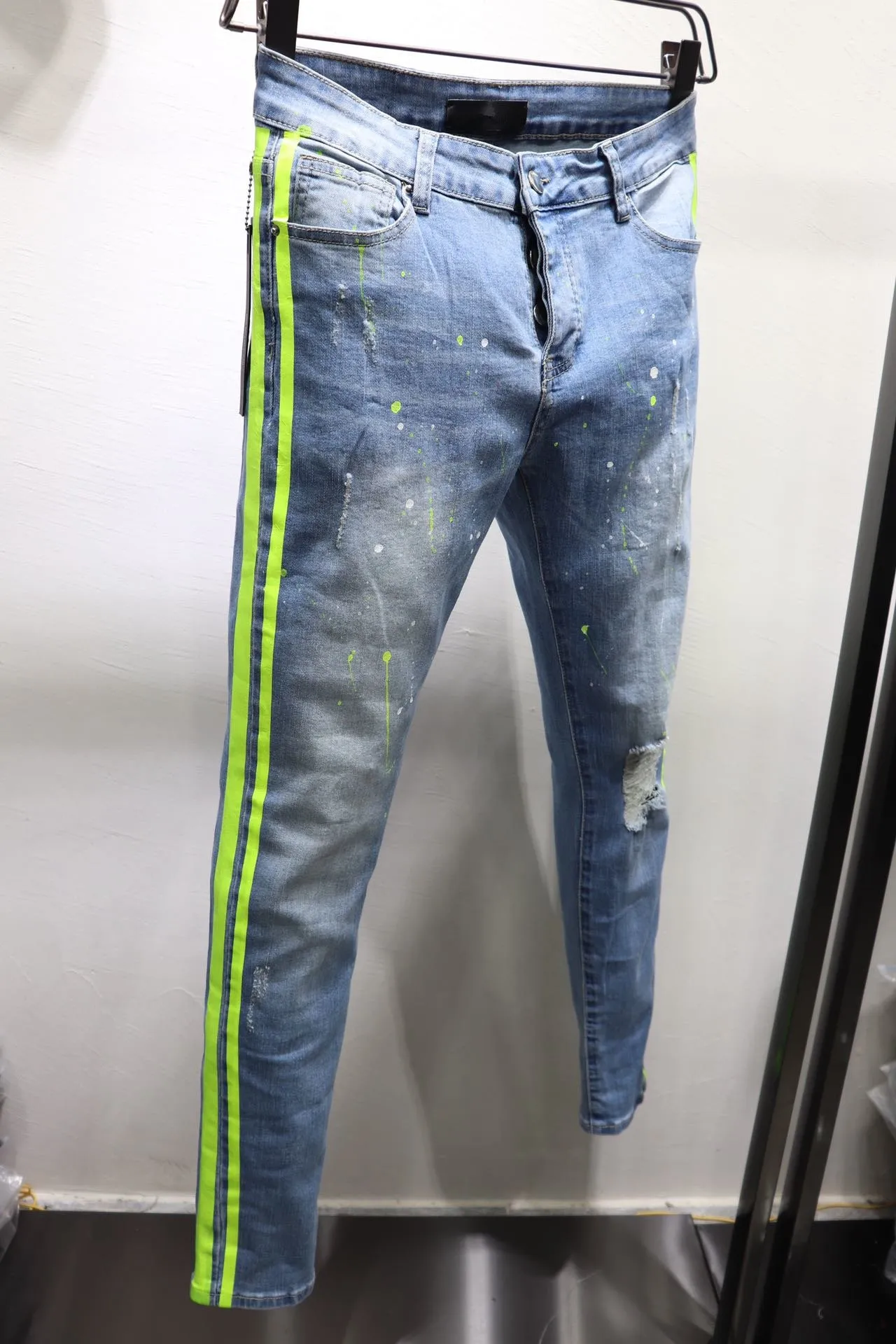 Recém-chegados Jeans Masculino Listras Brancas Clássico Fashion Off Straight Fit Biker Designer Jeans Masculino Broken Hole Listras Qualidade Superior 282U