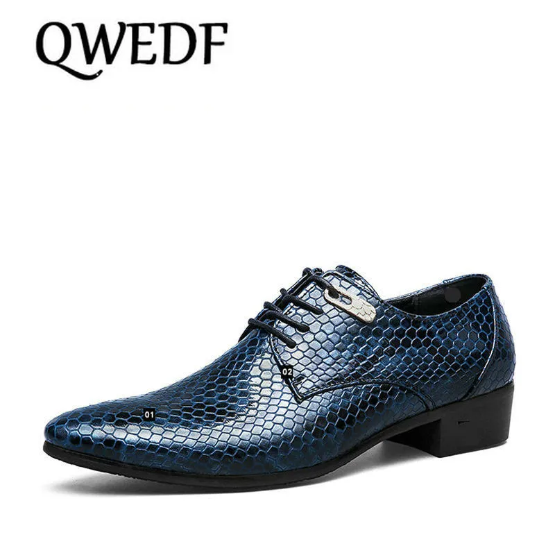 Qwedf Nuovo imitare Snake In Pelle Uomo Oxfords Lace Up Casual Scarpe Business Casual Brand Wedding Polka Dot Dress Shoes Big Size ZY-11