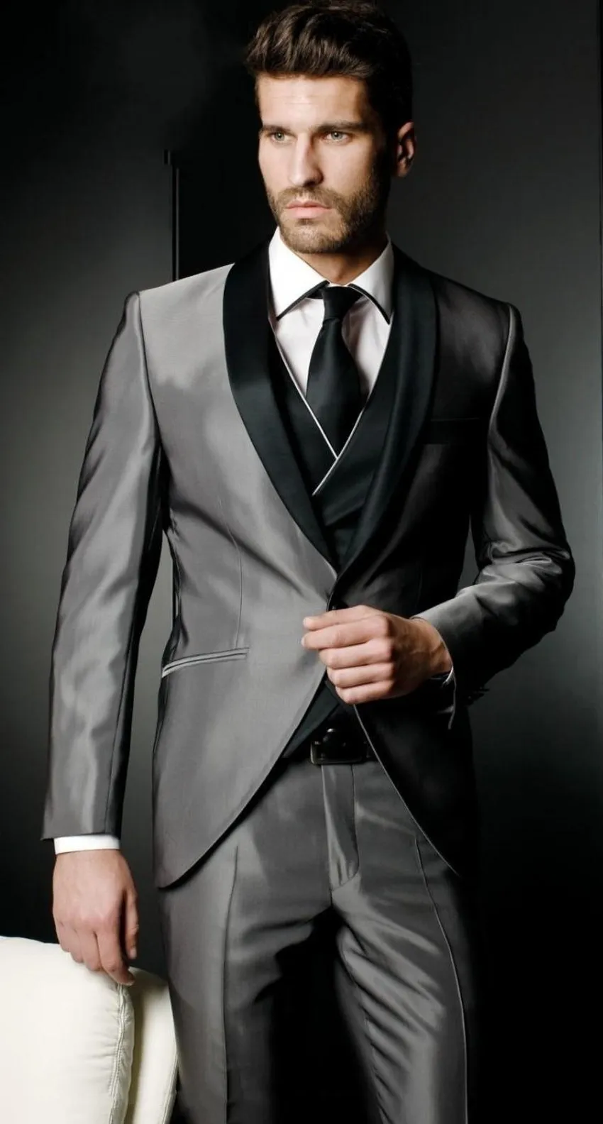 Smoking dello sposo grigio argento Risvolto nero Groomsman Smoking da sposa Moda uomo Prom Party Giacca Blazer Abito 3 pezzi (giacca + pantaloni + cravatta + gilet) 480