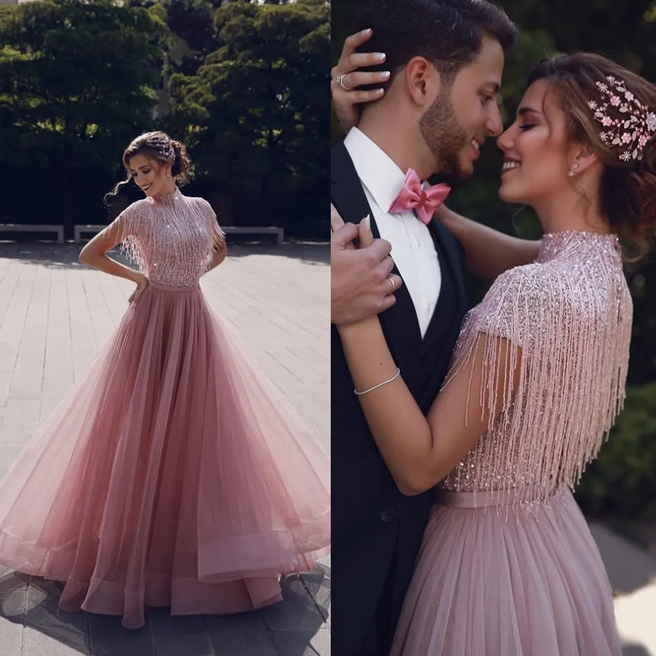 2020 High Neck Tassel Evening Pagant Klänningar Cap Sleeves Beaded Pearls Arabiska Prom Kappor Plus Storlek Kändis klänning