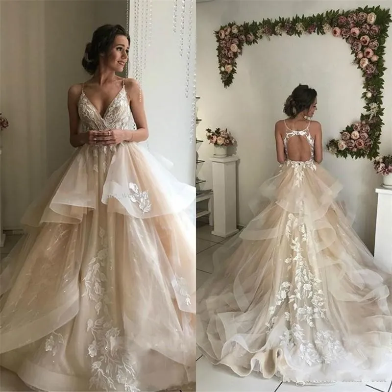 Elegant 2019 Champagne A Line Bröllopsklänningar V-halsapplikationer Spets Tyll Tiered Backless Brudklänningar Vestidos De Noiva