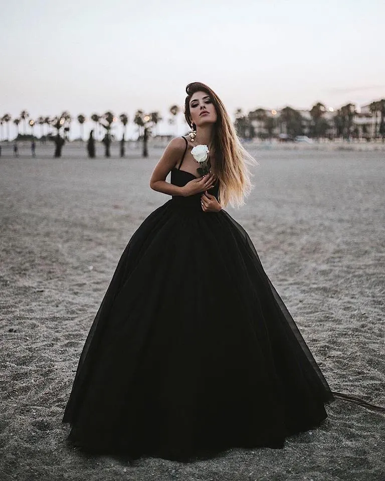 Vestido de fiesta Negro Tulle Gótico Vestidos de boda baratos del país Vestidos de novia 2019 Nuevos vestidos de boda atractivos Nigeria