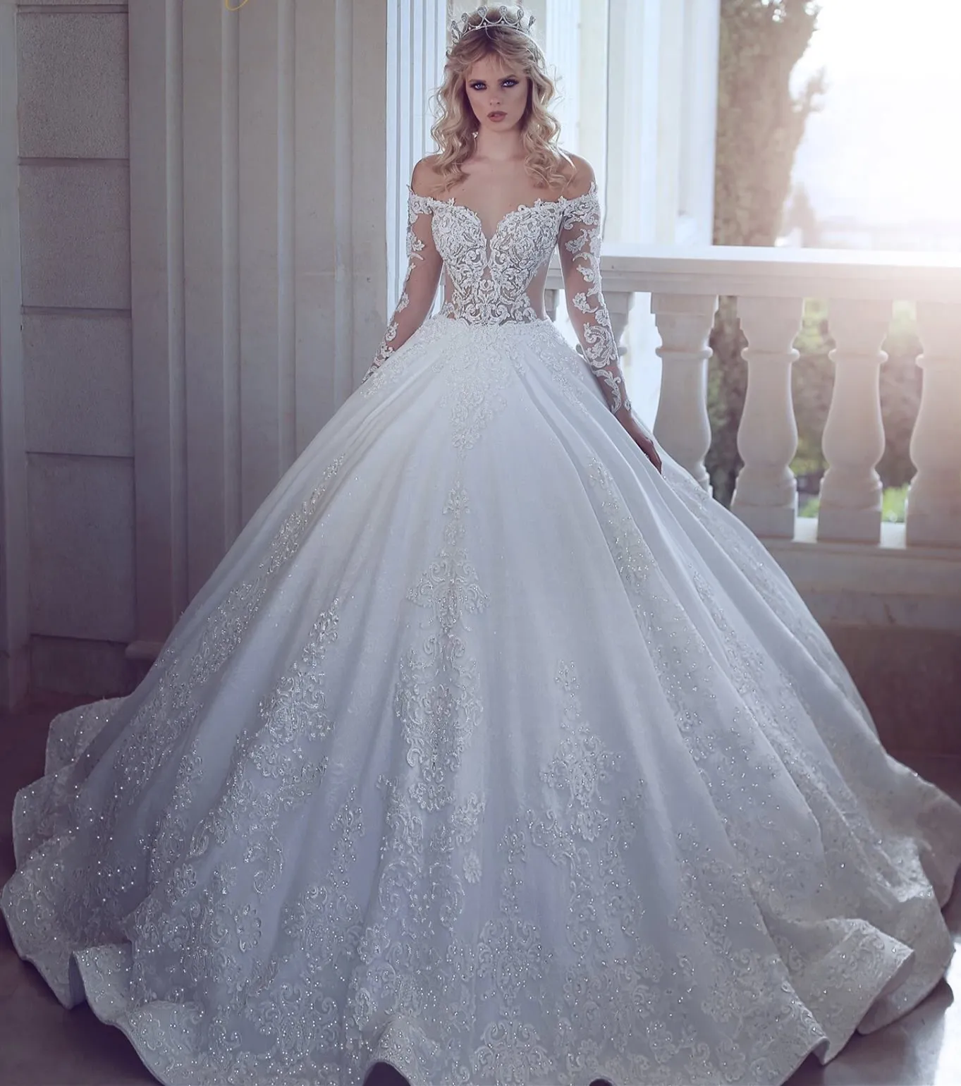 Robes de mariee robe de bal de luxe avec manches longues sur l epaule voir a travers corsage corsage robe de mariee robes de mariee perle dentelle