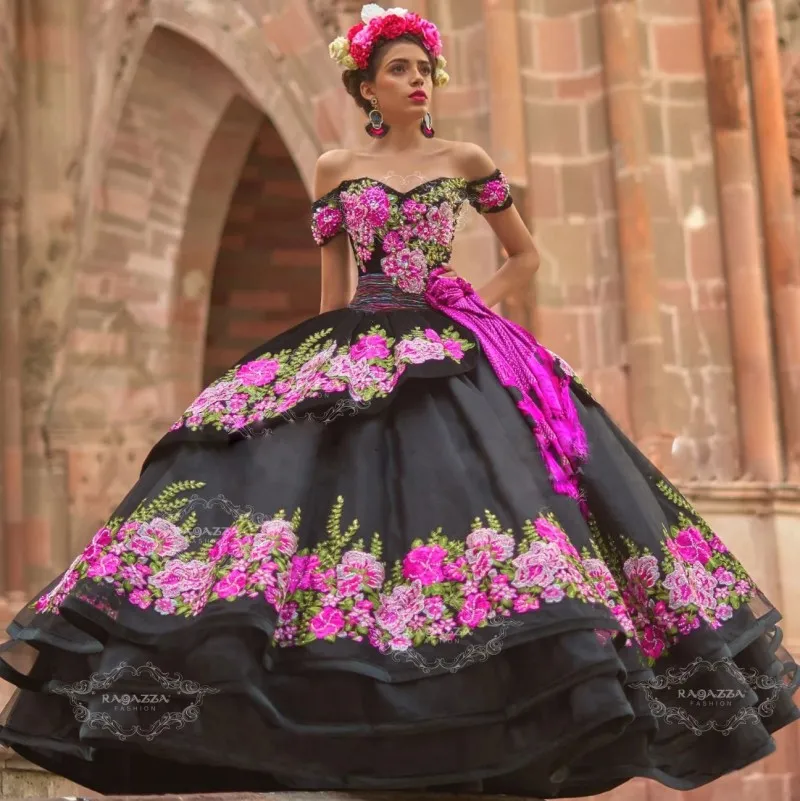 Black Floral Appliqued Ball Gown Quinceanera Dresses Beaded Off The Shoulder Neck Prom Gowns Sweep Train Organza Tiered Sweet 15 Dress