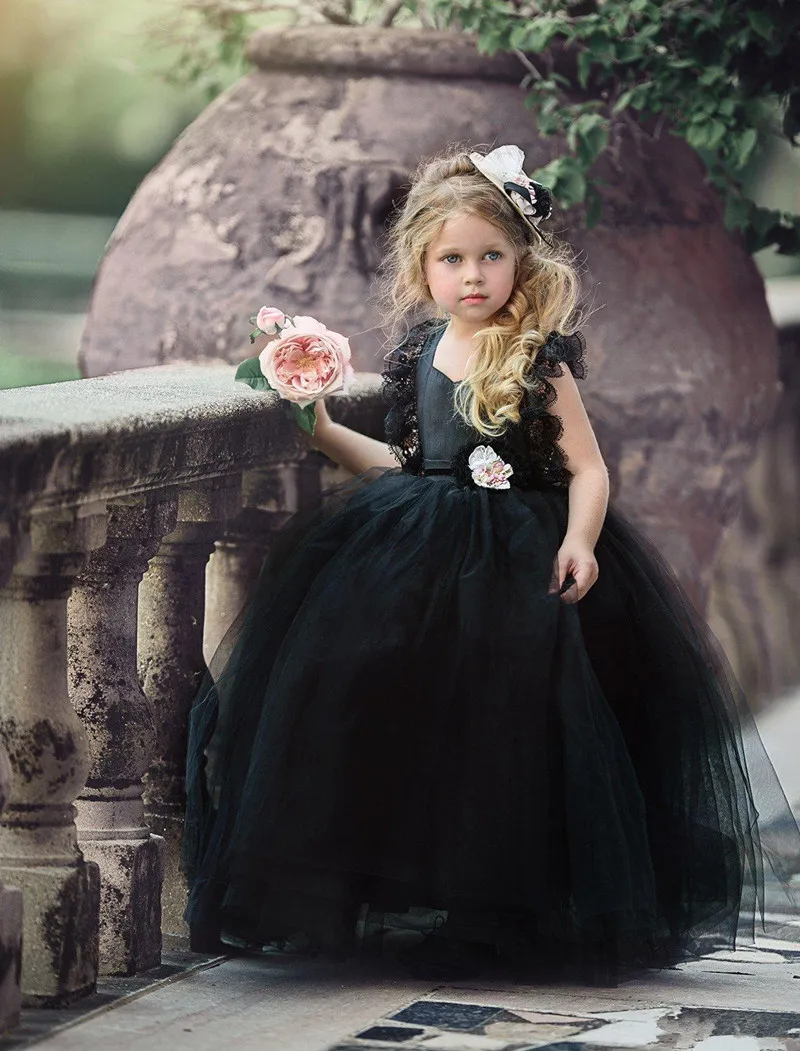 Schwarzes Ballkleid-Blumenmädchenkleid, bauschiger Tüll, Spitze, Flügelärmel, offener Rücken, günstige Mädchen-Festzug-Kleider für Gothic-Hochzeitskleider für Kinder