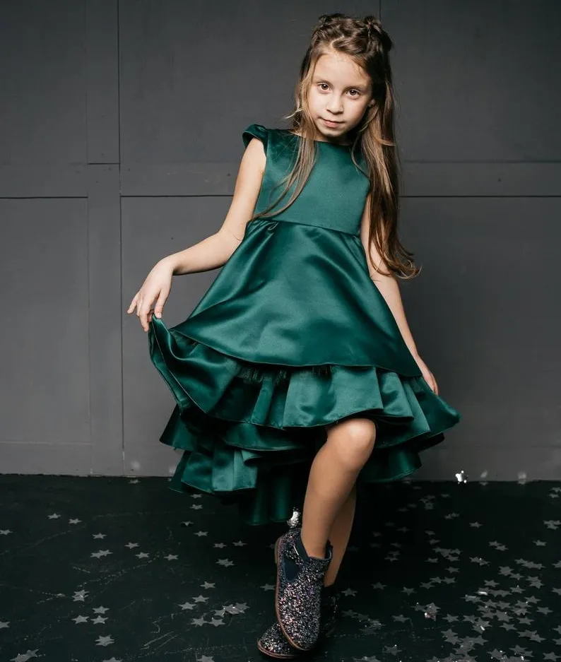 Dark Green High Low Blumenmädchenkleider für Hochzeit A Line Tiered Kleinkind Pageant Kleider Satin Short Kids Prom Dress