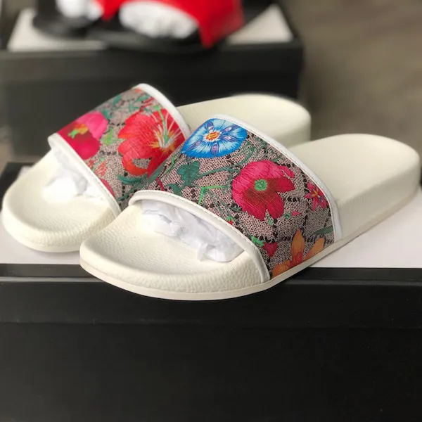 Top Designer Tofflor Män Kvinnor Slide Blommiga gummisandaler Nytt sommarmode Bred platta Halta sandaler Utrustning Botten Flip Flops Casual Skor