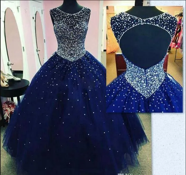 Modest Sparkly Dark Blue Prom Klänning Quinceanera Klänningar Masquerade 2018 Sheer Neck Open Back Bling Crystal Pageant Klänningar för Sweet 16