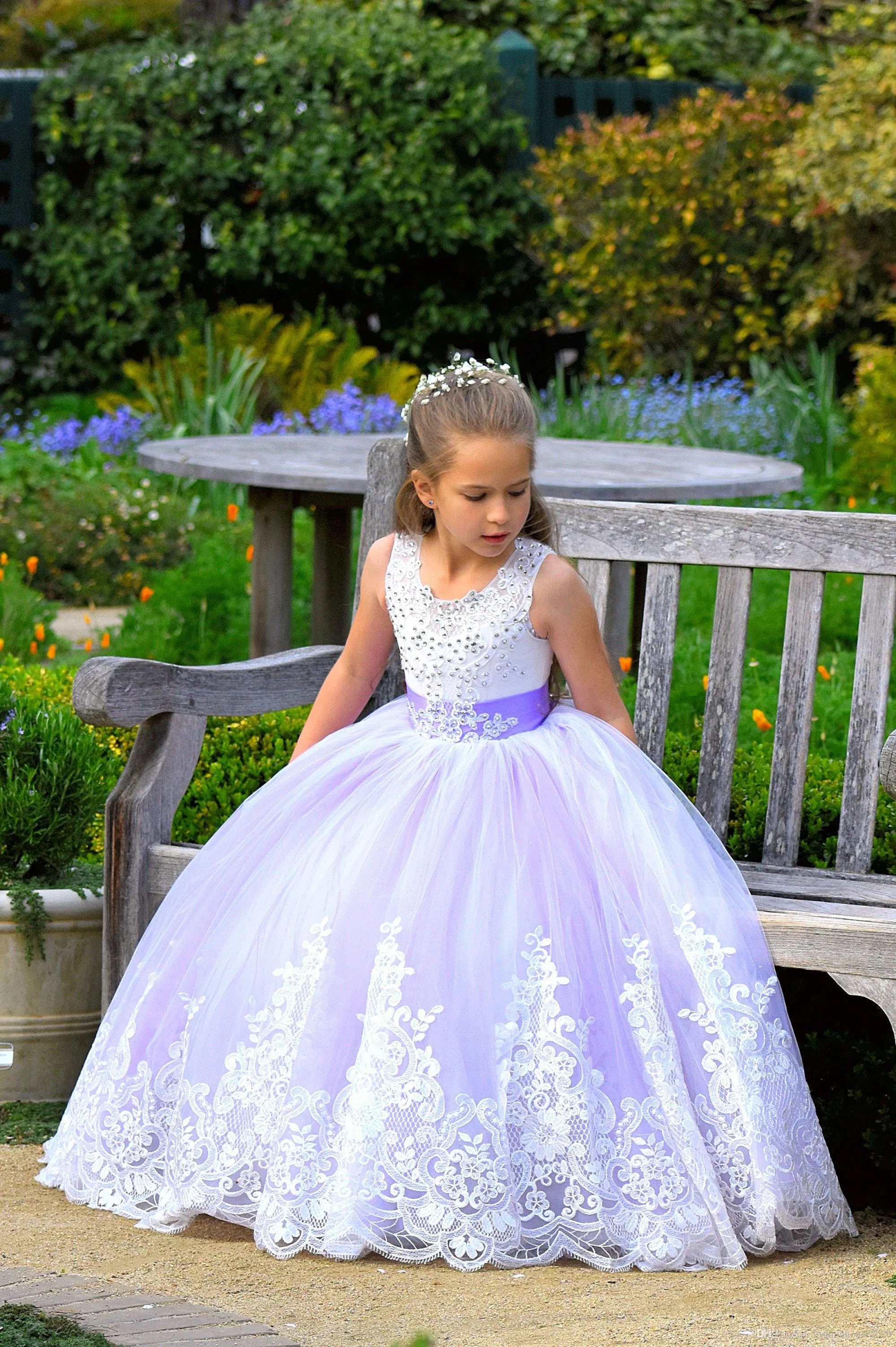 New Cute Princess Lavender Flower Girls Dresses Sleeveless Jewel Neck Lace Appliques Ball Gown Long Girls Pageant Kids Brithsday GownsM29