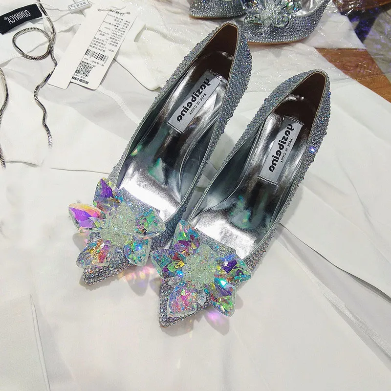Glittrande stiletthälskristaller Bröllopsskor för brudpärlade lyxdesigner klackar Askepottpumpar Poined Toe Rhinestones Bridal269T