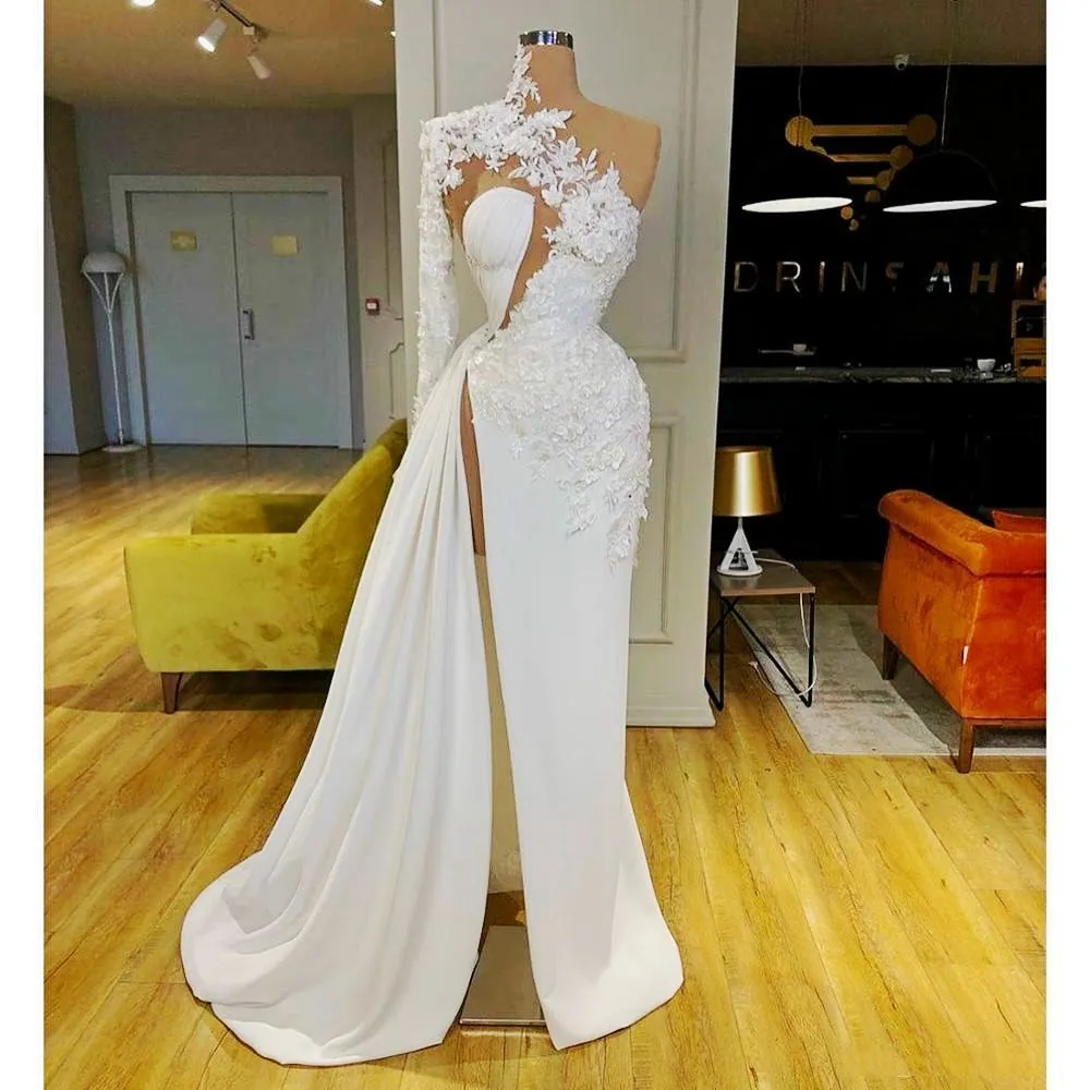 Arapça Dubai Bir Omuz Beyaz Gelinlik Modelleri Yüksek Boyun Ile Dantel Aplikler Uzun Kollu Örgün Abiye giyim Yan Bölünmüş Kokteyl Parti Elbise