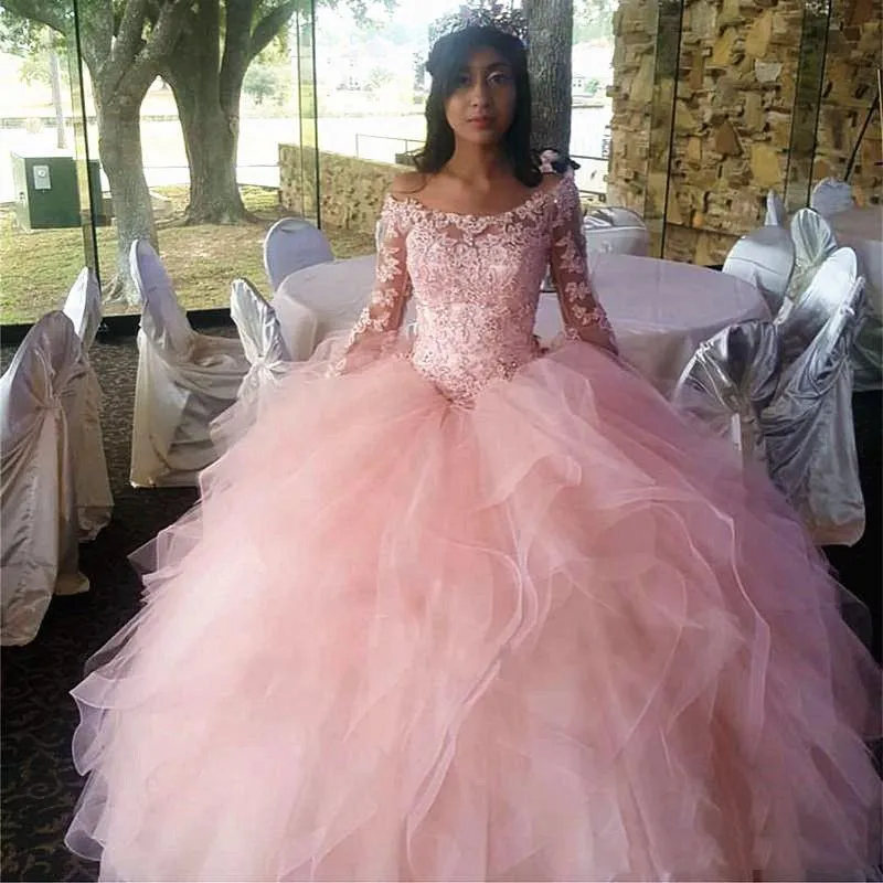 Nyaste Princess Pink Ball Gown Quinceanera Klänningar Bateau Långärmad Hål Back Cascading Ruffles Appliques Prom Party Gowns för Sweet 16