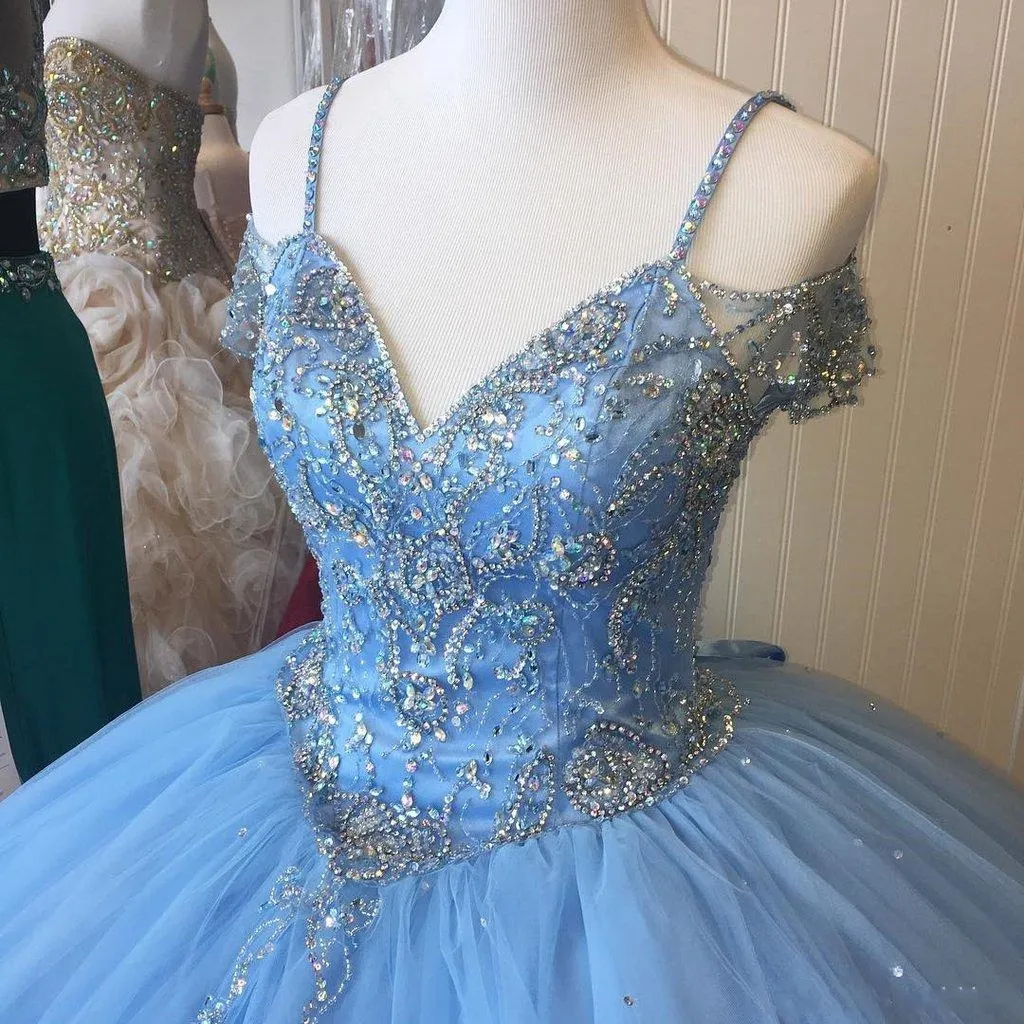Light Sky Blue Ball Gown Quinceanera Dresses Cap ärmar Spaghetti Beading Crystal Princess Prom Party Dresses For Sweet 16 Girls198C