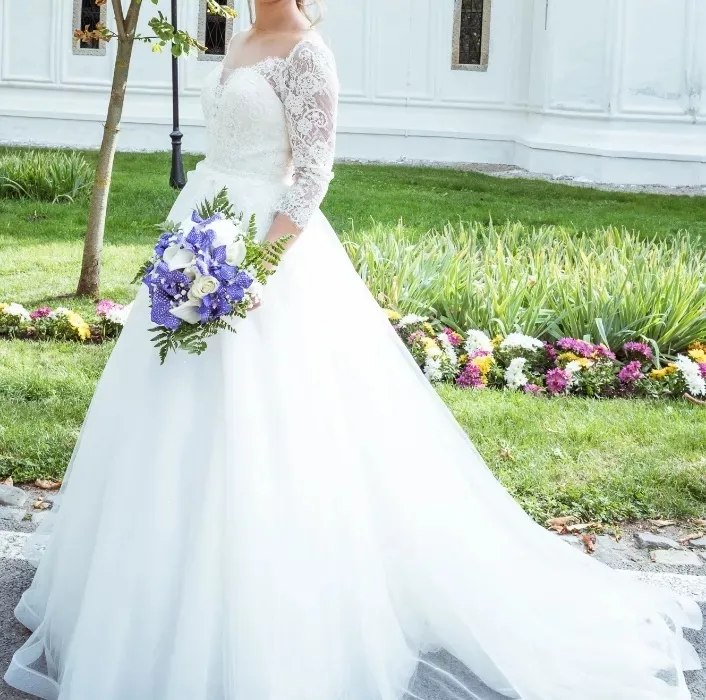 Bohemian Lace Applique Beach full sleeve wedding gown with Illusion Sleeves and Sweetheart Neckline Bohemian Lace Applique Beach full sleeve wedding gown with Illusion Sleeves and Sweetheart Neckline