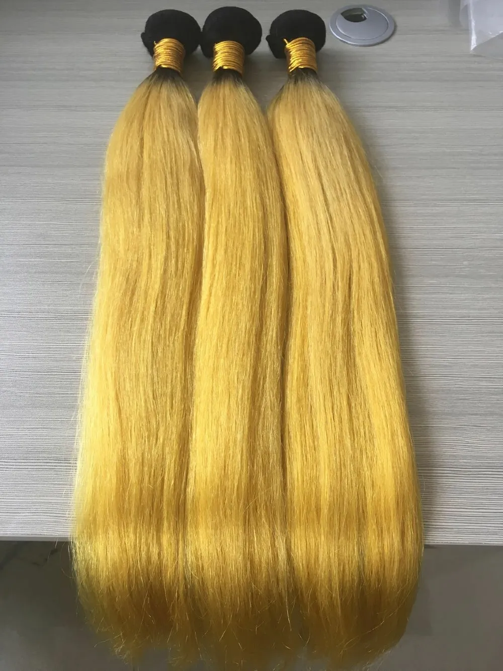 Les paquets de cheveux raides jaunes ombrés traitent les tissages brésiliens trame noire et jaune