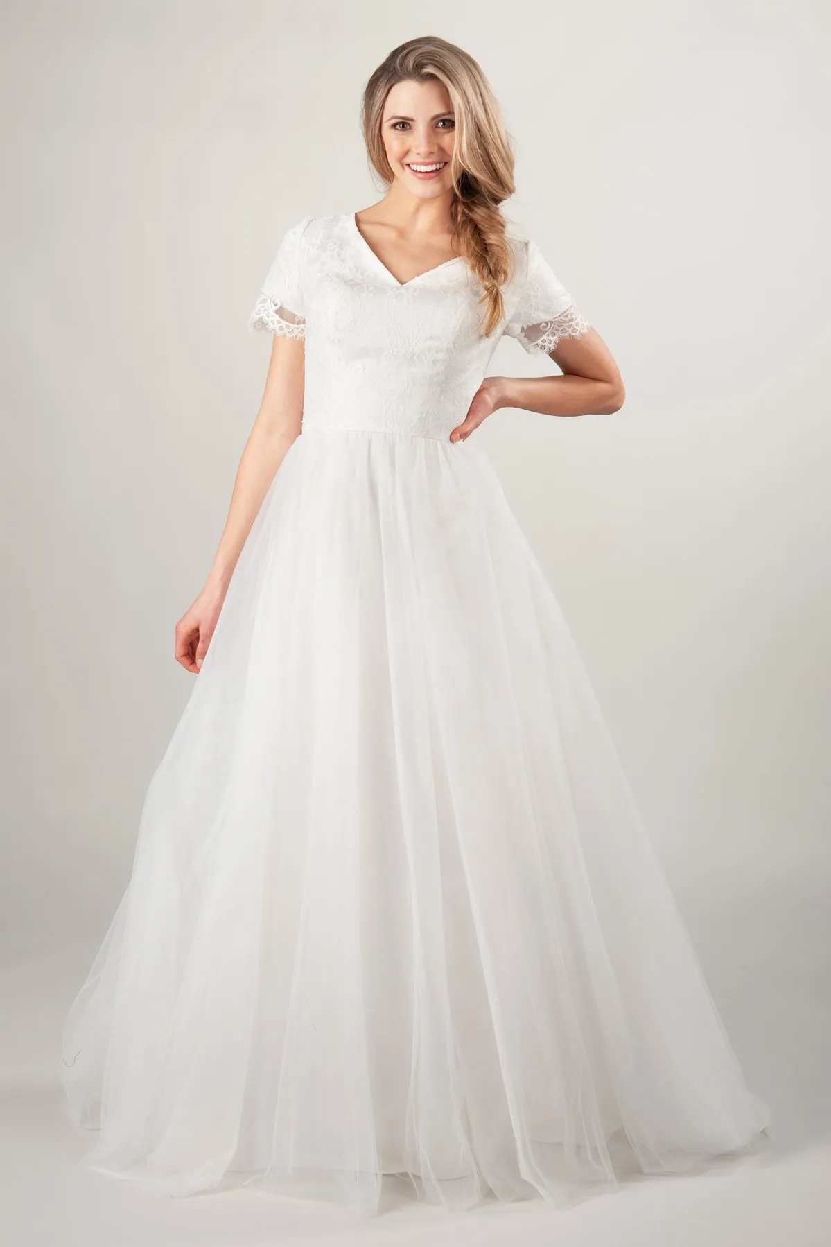 2019 A-ligne dentelle Tulle Simple robe de mariée modeste avec manches courtes bouton dos col en V pays femmes Simple LDS robe de mariée