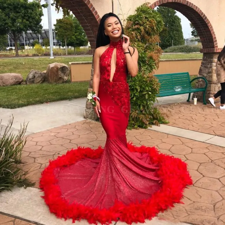 2019 Sexy Sereia Red Feather Prom Dress com trem Sparkly Sequins apliques Cut-out gola alta africanos vestidos de festa de formatura