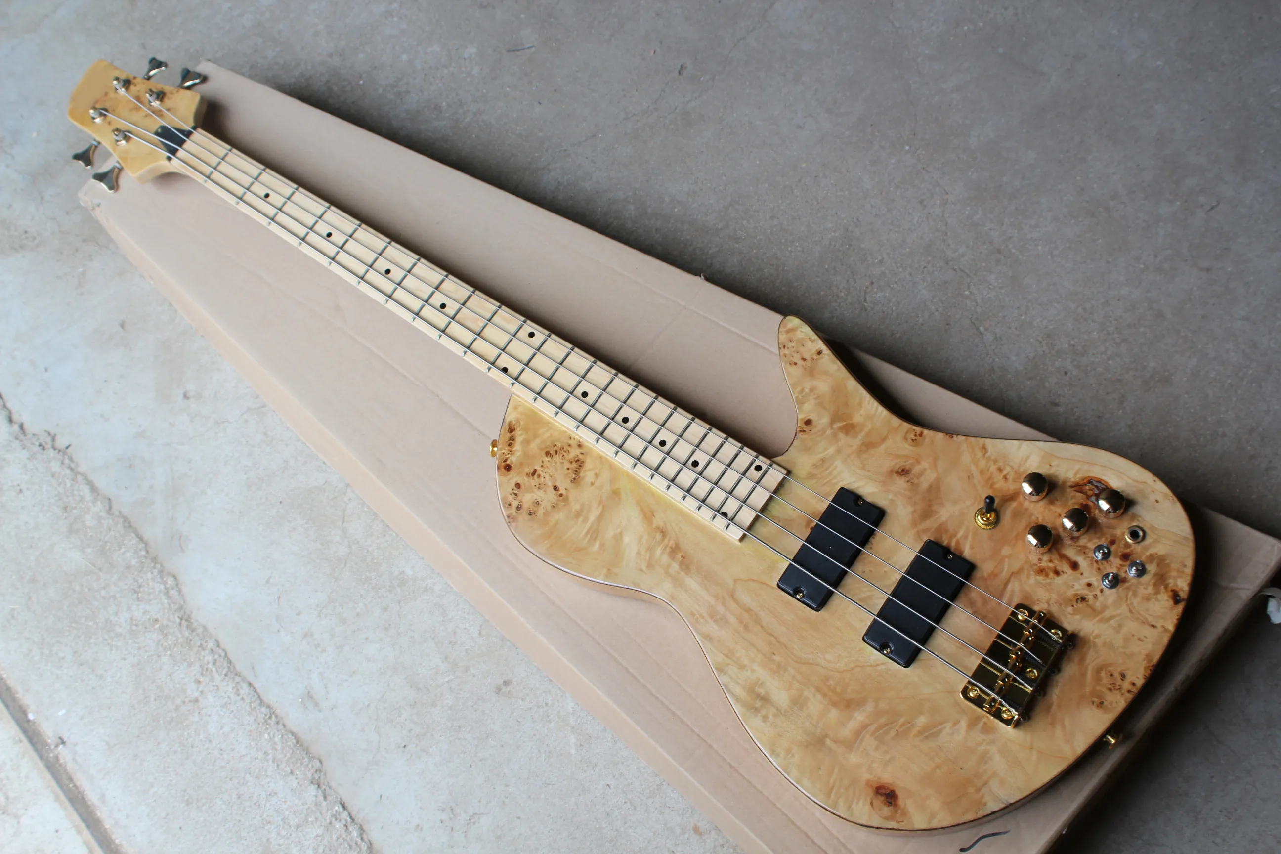 Factory Custom 4-String Neck-Thru-Body Elektrische Bas Gitaar met Tree Burl Paterrr, Maple Fretboard, Gold Hardwares, Aanbieding Aangepast