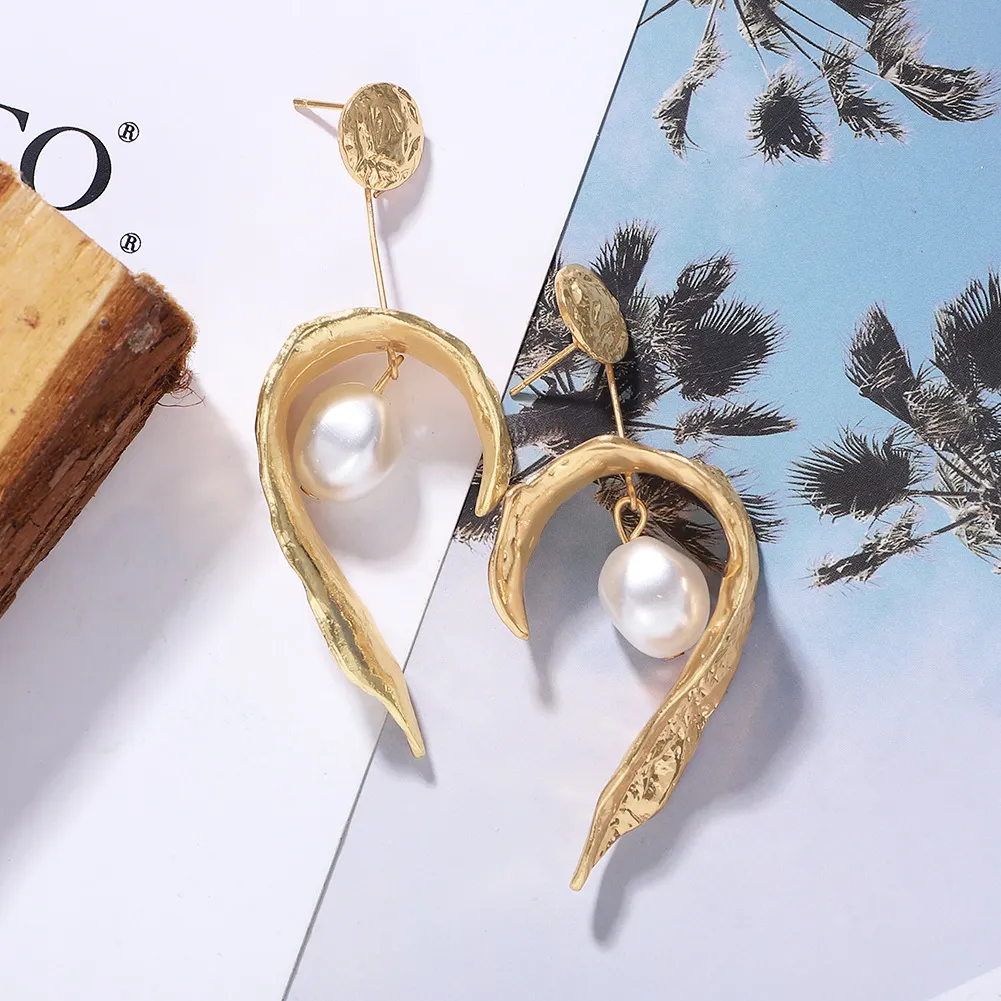Großhandels-heiße neue Modedesigner übertrieben Geometrie unregelmäßige goldene Blätter Perle Anhänger Ohrstecker für Frauen Mädchen