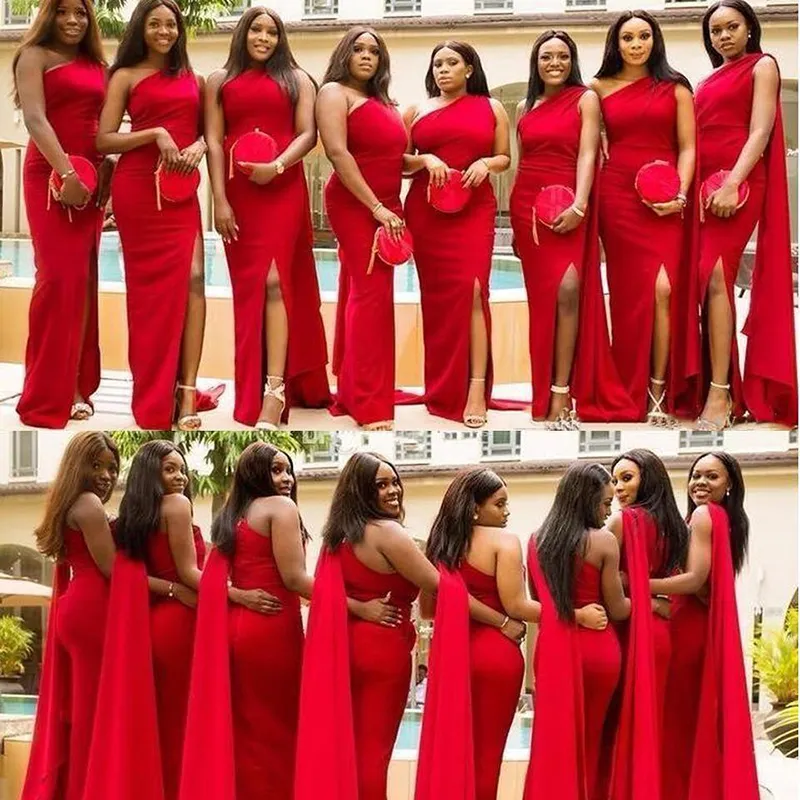 Billig röd sjöjungfru brudtärna klänningar en axel sida delad lång bröllop gästklänning formell piga av hedersklänningar