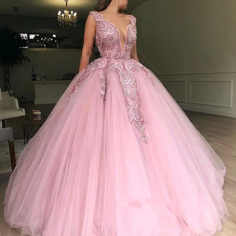 Blush Rosa Tulle Quinceanera Klänningar 2019 Lace Applique Beaded Stones Top Ball Gown Sweep Train Party Princess Dresses BC1266