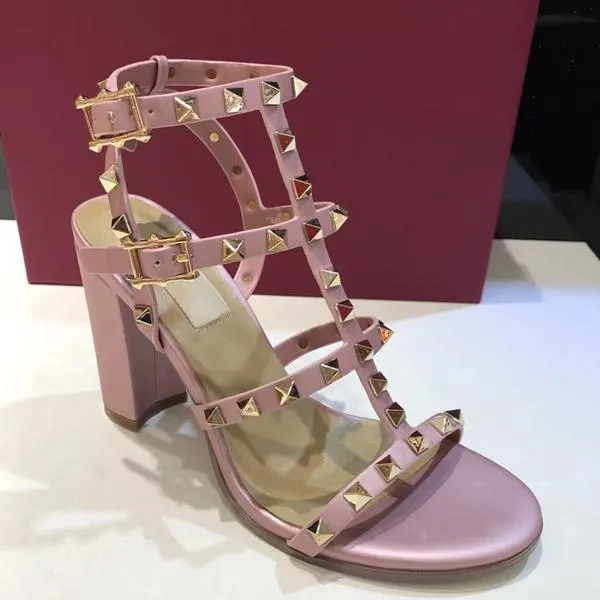 Hot Sale-Nieuwe stijl geklonken sexy sandalen, nieuwe stijl, 2019, 8-kleuren dikke hakken sandaal kanten doos, één gemengde batch grootte; 34-41