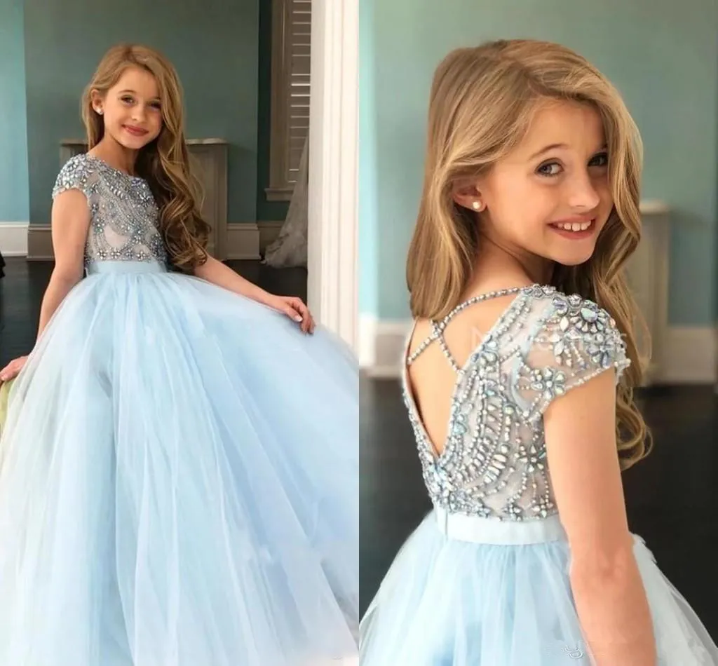 Belle Lumière Ciel Bleu Filles Pageant Robes Strass Perlé Top Sheer Cap Manches Ruban Ceinture Longue Enfants Formelle Robes De Soirée Robe D'anniversaire