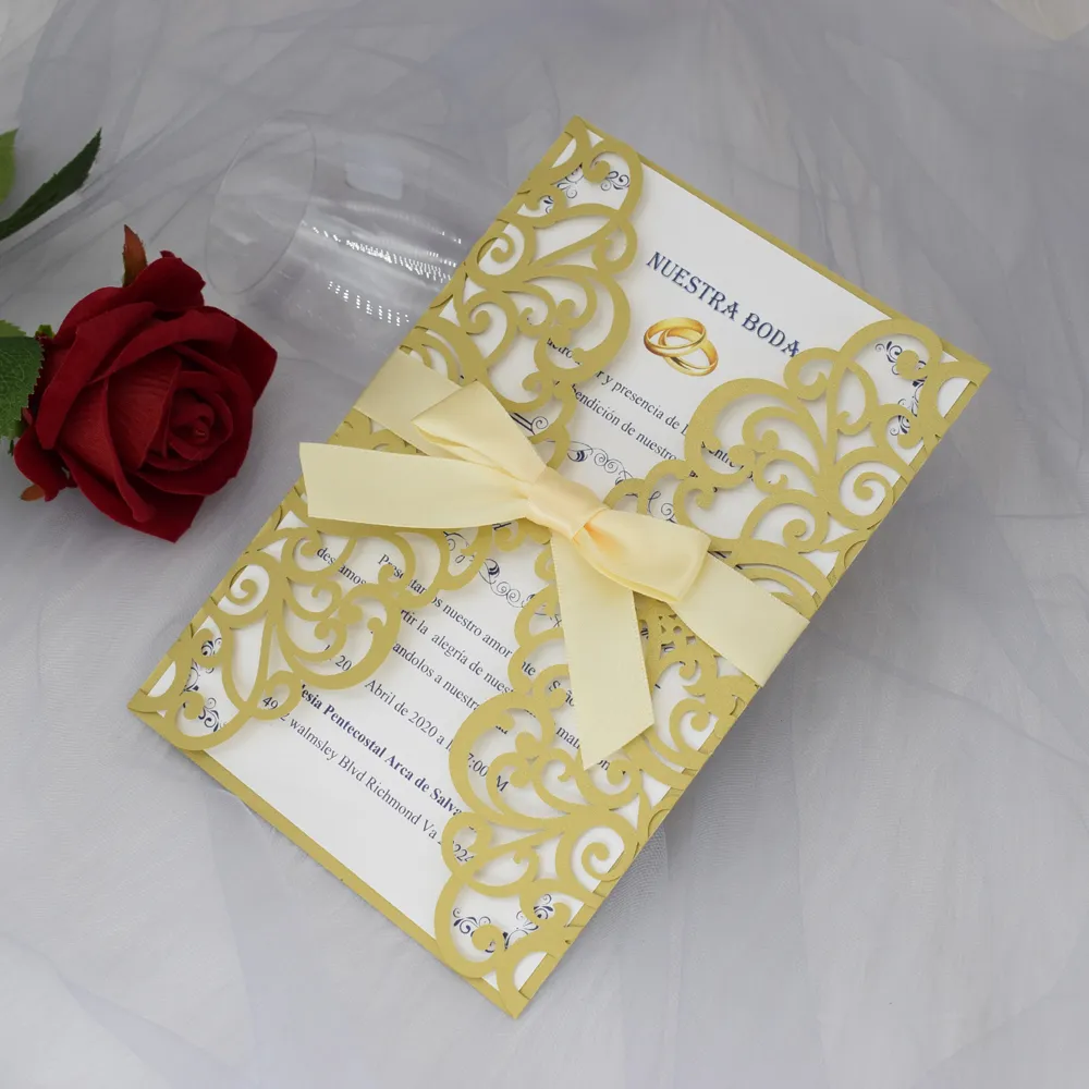封筒+シール50セット/ロットレーザーカットの誕生日パーティーの招待状を持つマルチカスタマイズされたカラー結婚式の招待状カード印刷可能