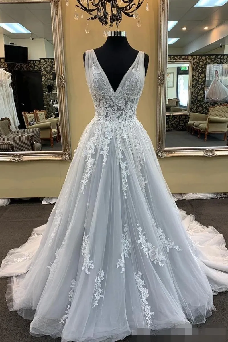 Elegante scollo a V abiti da sposa grigio argento Una linea Tulle Sweep Train Principessa Applique in pizzo Pieghe arricciate Abito da sposa vestido de novia