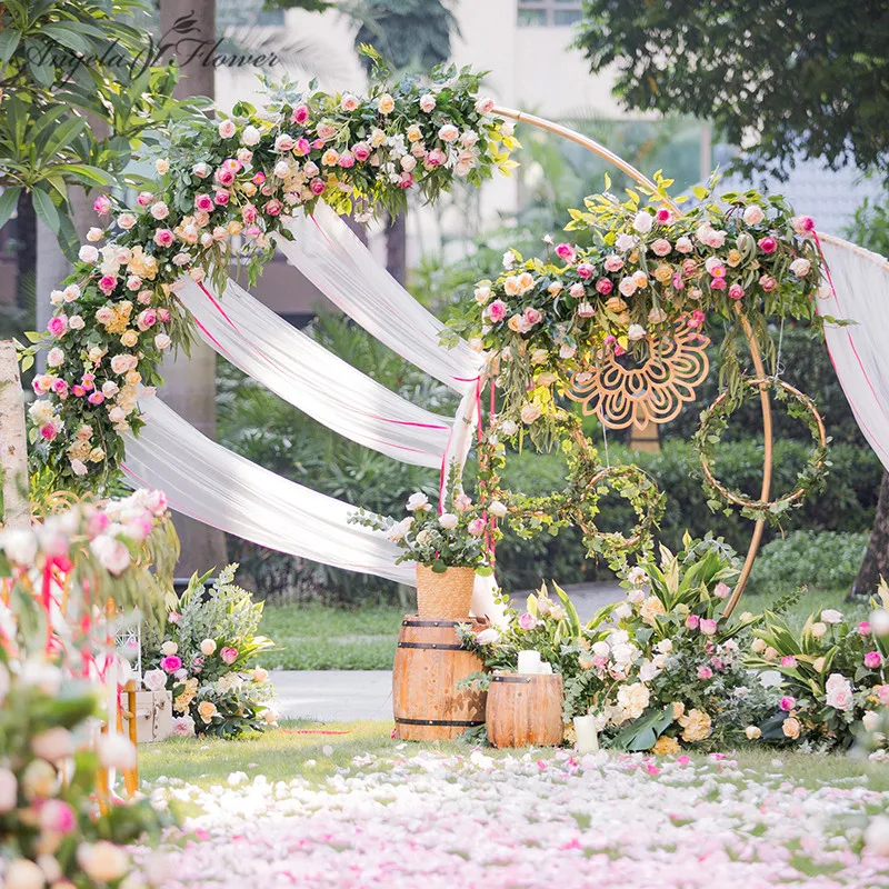 Dekorative Blumen Kränze Weiß Gold u Herz rund Ringform Metall Eisenbogen Hochzeit Hintergrund