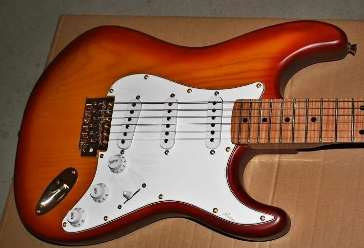 Wysokiej jakości CS Color Solid Ciało z klon Tiger Strips Wood Neck White Pickguard Gitara elektryczna Darmowa Wysyłka