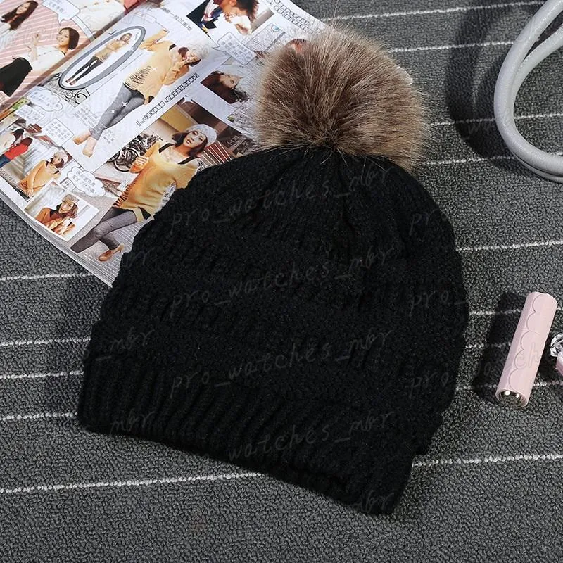 Unisexトレンディな帽子冬のニットの毛皮のPomsビーニーラベルFedora高級ケーブルスラツィスカルキャップファッションレジャービーニーアウトドアハットH028