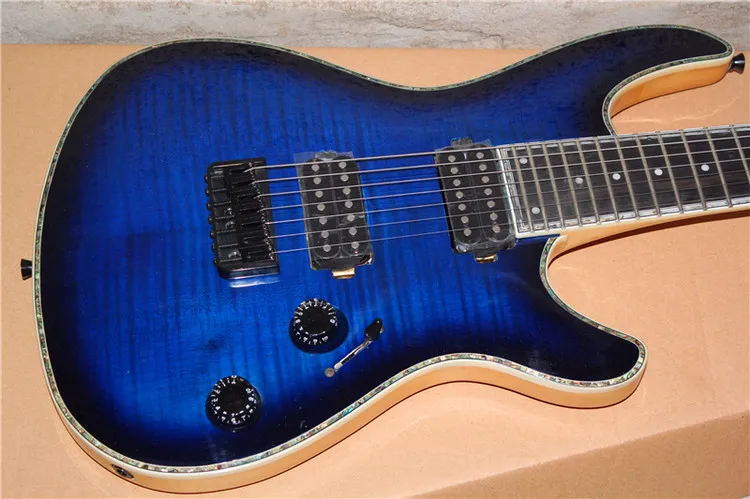 7 strängar tiger flamma lönn finér neck-thru-body navy blå elektrisk gitarr med ebony fingerboard, kroppsbindning