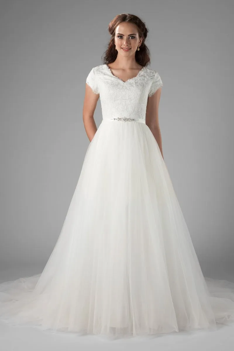 A-ligne Dentelle Tulle Longue Robe De Mariée Modeste Avec Cap Manches Col En V Boutons Retour 2019 Nouvelles Robes De Mariée Modestes Simples À Manches