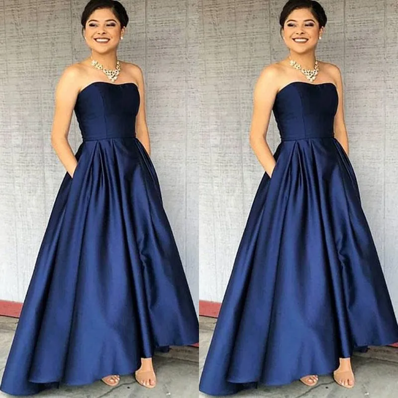 2019 Vestidos de noche simples Azul marino Sin tirantes Sin mangas Alto Bajo Vestidos de fiesta de graduación Vestido formal de satén fruncido con bolsillos