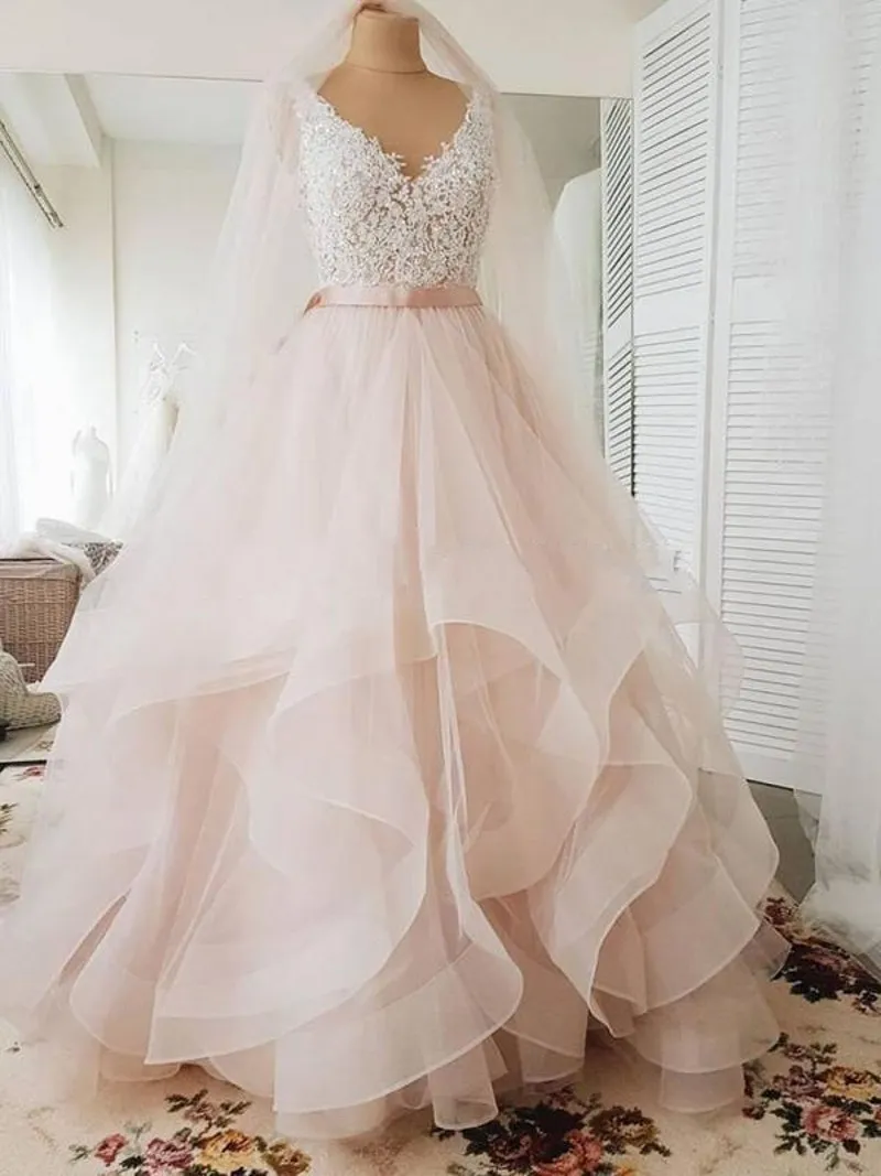 Ballkleid mit V-Ausschnitt, errötendes Rosa, Brautkleider mit Spitzenapplikationen, 2020, sexy, rückenfrei, Rüschen, Tüllrock, ärmellos, Brautkleid mit langer Schärpe